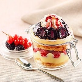 Millefoglie al vasetto, con panna e frutti di bosco Millefoglie al vasetto, con panna e frutti di bosco